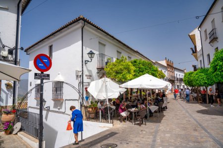 Téléchargez les photos : Zahara de la Sierra, Espagne - 9 avril 2023 : Belles rues médiévales et maisons blanches du Pueblo Blanco. - en image libre de droit
