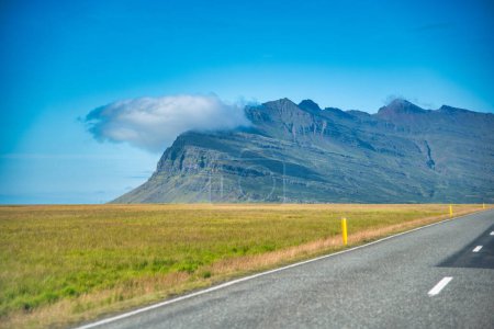 Téléchargez les photos : Conduire le long des belles routes d'Islande en saison estivale. - en image libre de droit