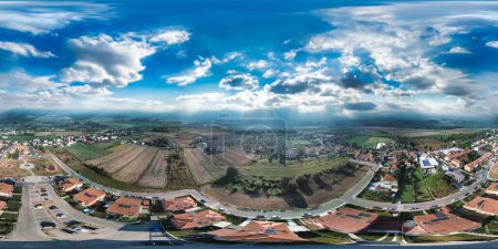 Téléchargez les photos : Vue aérienne du village de campagne italien et des maisons avec parc - 360 degrés photo.. Panorama sphérique complet sans couture 360 degrés - en image libre de droit