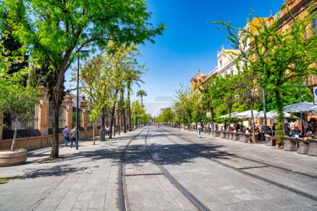Téléchargez les photos : Sevilla, Espagne - 10 avril 2023 : Bâtiments, magasins et personnes à Calle San Fernando, centre de Séville. - en image libre de droit