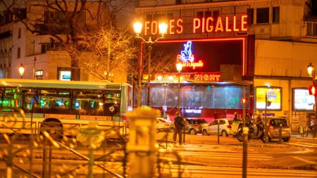 Foto de París - diciembre 2012: Pigalle por la noche. - Imagen libre de derechos