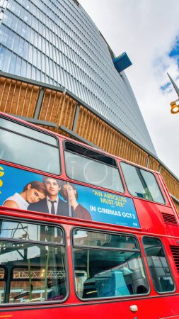 Foto de Londres - septiembre de 2012: Autobús rojo de dos pisos por las calles de la ciudad. - Imagen libre de derechos