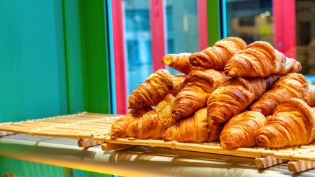Foto de Croissants en una tienda de París. - Imagen libre de derechos