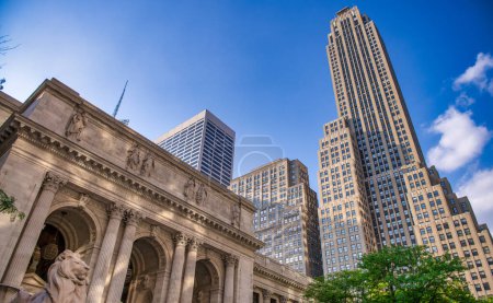 Téléchargez les photos : Les gratte-ciel de New York en juin. - en image libre de droit