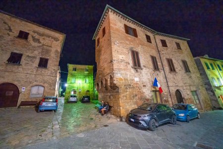 Foto de Volterra, Italia - 14 de octubre de 223: Vista de la plaza medieval de la ciudad principal. - Imagen libre de derechos
