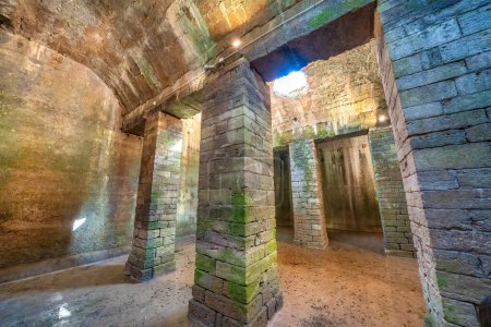 Téléchargez les photos : Ruines de la vieille citerne romaine de Volterra, petite ville historique d'Italie. La citerne servait à stocker l'eau potable.. - en image libre de droit
