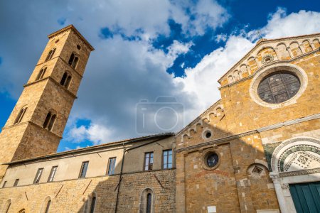 Téléchargez les photos : Anciens bâtiments médiévaux de Volterra par une belle journée ensoleillée, Italie. - en image libre de droit