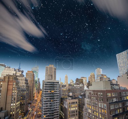 Foto de Manhattan skyline por la noche, vista aérea de la ciudad de Nueva York. - Imagen libre de derechos