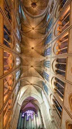 Téléchargez les photos : Paris - Décembre 2012 : Intérieur de la cathédrale Notre-Dame. - en image libre de droit