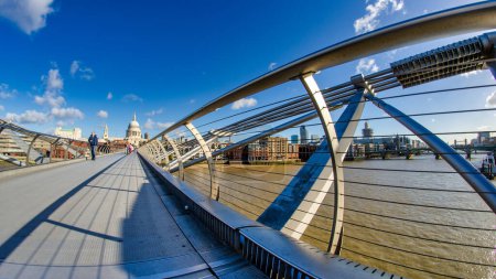 Téléchargez les photos : London City Bridge en saison estivale. - en image libre de droit