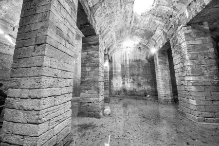 Téléchargez les photos : Ruines de la vieille citerne romaine de Volterra, petite ville historique d'Italie. La citerne servait à stocker l'eau potable.. - en image libre de droit