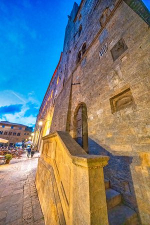 Foto de Volterra, Italia - 14 de octubre de 223: Vista de la plaza medieval de la ciudad principal. - Imagen libre de derechos