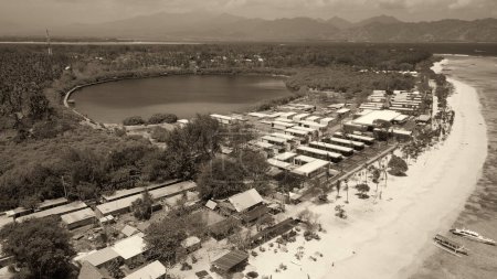 Téléchargez les photos : Vue aérienne imprenable sur le littoral de Gili Meno par une journée ensoleillée, Indonésie. - en image libre de droit