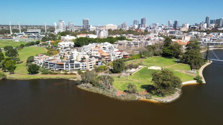 Téléchargez les photos : Vue aérienne du pont Matagarup et de la rivière Swan à Perth, Australie - en image libre de droit