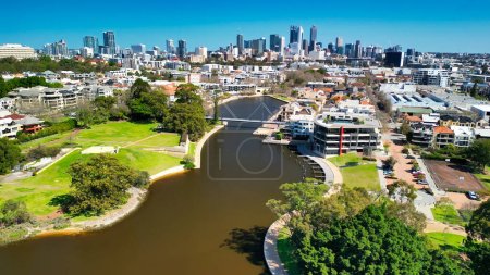 Téléchargez les photos : Vue aérienne du ruisseau Claise et du parc Mardalup à Perth, Australie - en image libre de droit