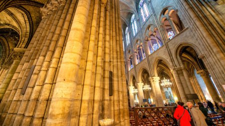 Téléchargez les photos : Paris - Décembre 2012 : Intérieur de la cathédrale Notre-Dame. - en image libre de droit