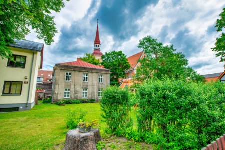 Téléchargez les photos : Parnu, Estonie - 6 juillet 2017 : Parc de la ville de Parnu par une journée d'été ensoleillée. - en image libre de droit