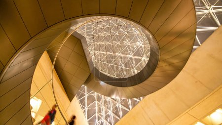 Téléchargez les photos : Escalier circulaire dans un bâtiment moderne. - en image libre de droit