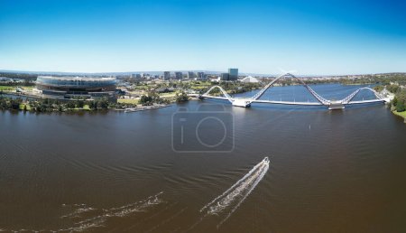Téléchargez les photos : Vue aérienne panoramique du pont Matagarup et du parc Mardalup à Perth, Australie - en image libre de droit