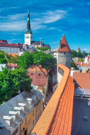 Foto de Tallin, Estonia - 15 de julio de 2017: Las calles de Tallin y las murallas medievales en un soleado día de verano. - Imagen libre de derechos