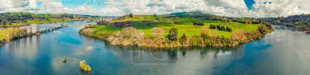 Téléchargez les photos : Vue aérienne imprenable sur la rivière Waikato au printemps, Île du Nord - Nouvelle-Zélande. - en image libre de droit