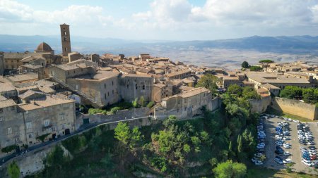 Téléchargez les photos : Vue aérienne de Volterra, une ville médiévale de Toscane, Italie - en image libre de droit