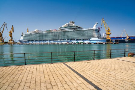 Téléchargez les photos : Cadix, Espagne - 8 avril 2023 : Un bateau de croisière dans le port de la ville par une journée ensoleillée. - en image libre de droit
