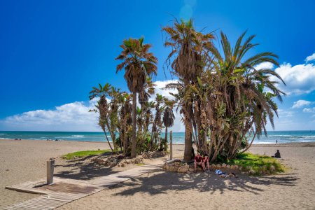 Téléchargez les photos : Estepona, Espagne - 7 avril 2023 : La belle plage d'Estepona par temps clair et ensoleillé, Andalousie. - en image libre de droit