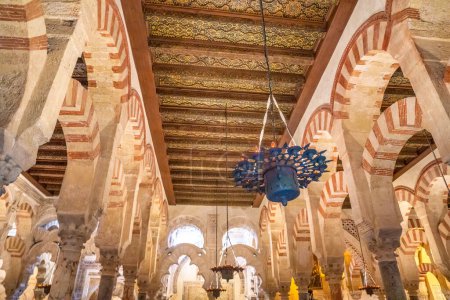 Téléchargez les photos : Hypostyle Hall dans la mosquée-cathédrale de Cordoue. Le site a une riche histoire religieuse et est actuellement une cathédrale active. - en image libre de droit