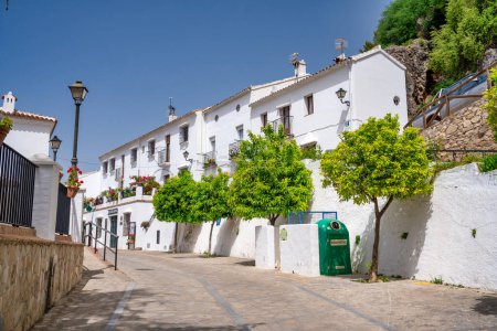Foto de Zahara de la Sierra, España - 9 de abril de 2023: Hermosas calles medievales y casas blancas del Pueblo Blanco. - Imagen libre de derechos