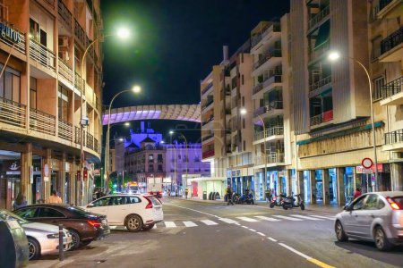 Foto de Sevilla, España - 10 de abril de 2023: Turistas por las calles de la ciudad por la noche. - Imagen libre de derechos