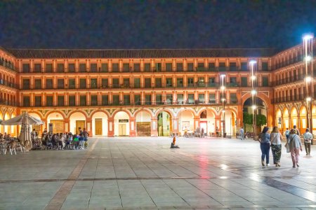 Foto de Córdoba, España - 11 de abril de 2023: Turistas en la Plaza de la Corredera por la noche. - Imagen libre de derechos