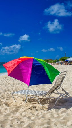 Foto de Un colorido paraguas de playa con fondo marino caribeño. - Imagen libre de derechos