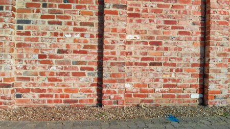 Téléchargez les photos : Murs de briques rouges contre un beau ciel bleu. - en image libre de droit