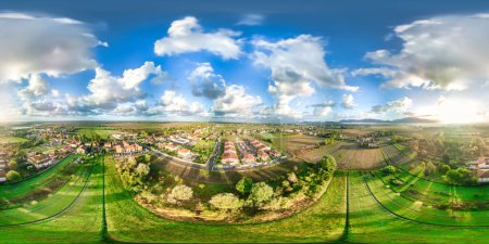 Téléchargez les photos : Vue aérienne d'un beau village à la campagne. Panorama sphérique sans couture 360 degrés. - en image libre de droit