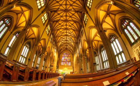 Téléchargez les photos : Intérieur d'une cathédrale à New York. - en image libre de droit