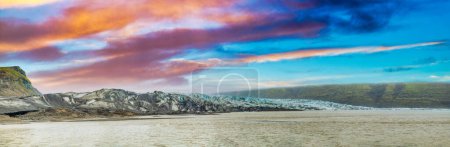 Téléchargez les photos : Glacier Skaftafellsjokull au coucher du soleil, vue panoramique sur le paysage islandais. - en image libre de droit