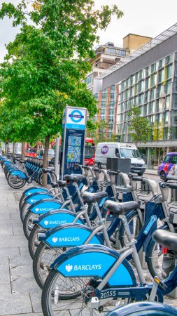 Foto de Londres - septiembre 2012: Alquiler de bicicletas estación de la ciudad. - Imagen libre de derechos