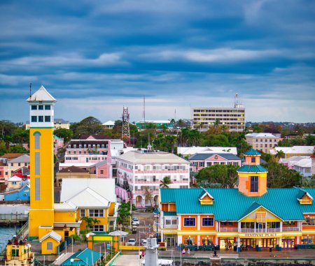 Foto de Nassau, Bahamas - 20 de febrero de 2012: Coloridos edificios urbanos a lo largo de la costa. - Imagen libre de derechos