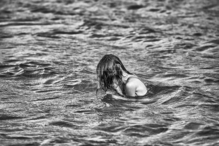 Ein junges Mädchen trinkt das Seewasser, Whistler