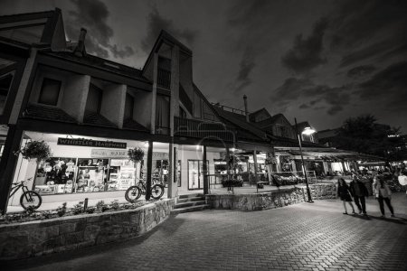 Téléchargez les photos : Whistler, Canada - Le 12 août 2017 : Rues de Whistler la nuit. - en image libre de droit