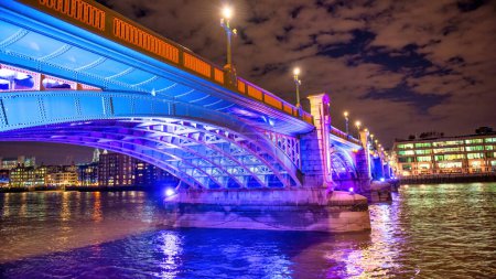 Téléchargez les photos : Lumières de Londres avec attraction touristique majeure. - en image libre de droit