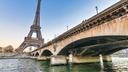 Téléchargez les photos : Paris, France. La Tour Eiffel est une attraction touristique majeure. - en image libre de droit