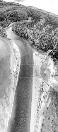 Téléchargez les photos : Vue aérienne imprenable sur la rivière Yellowstone dans le parc national. - en image libre de droit