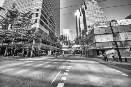Téléchargez les photos : Vancouver, Canada - 10 août 2017 : Bâtiments et rues du centre-ville un jour d'été. - en image libre de droit