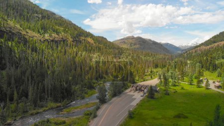 Foto de Camino de entrada del Parque Nacional de Yellowstone, vista aérea. - Imagen libre de derechos