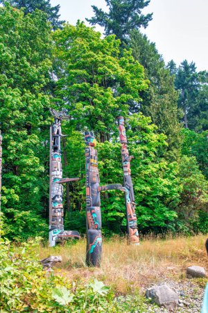 Téléchargez les photos : Totems of Stanley Park par une journée ensoleillée, Vancouver. - en image libre de droit