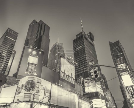 Téléchargez les photos : New York la nuit. Lumières Times Square sans publicité. New York - en image libre de droit