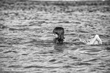 Téléchargez les photos : Une jeune fille dans le lac, Whistler. - en image libre de droit