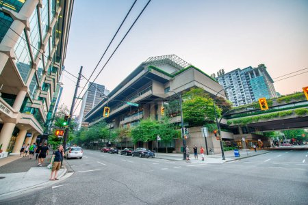Téléchargez les photos : Vancouver, Canada - Le 9 août 2017 : Rues et bâtiments de Vancouver au coucher du soleil. - en image libre de droit